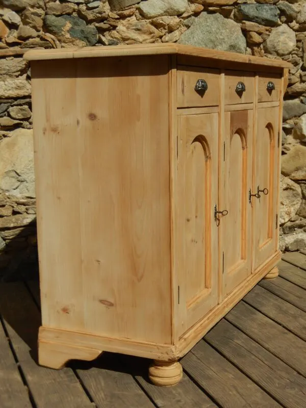 Illustration numéro 3 du produit Superbe buffet - Sapin massif -3 portes et 3 tiroirs style meuble de métier