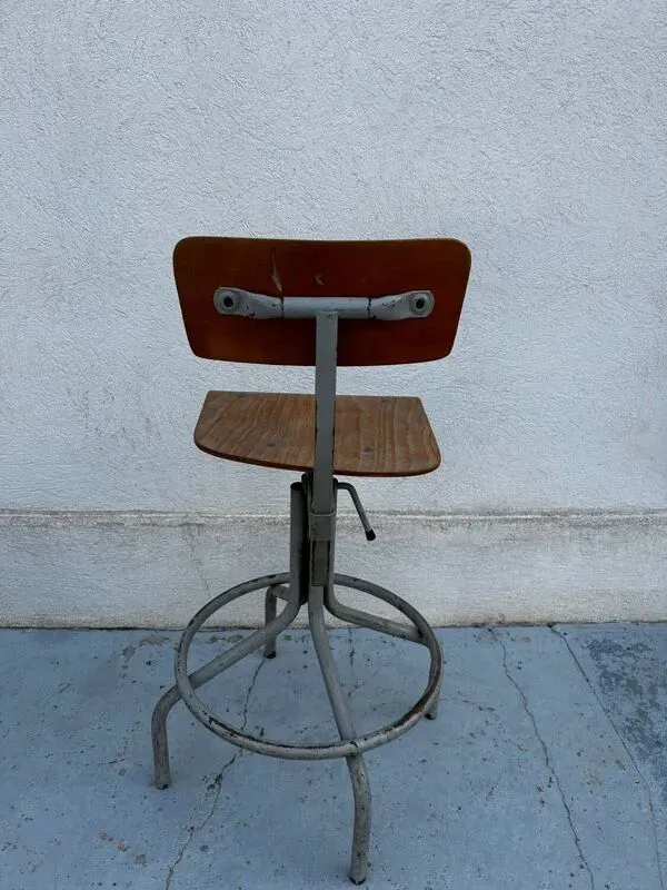 Illustration numéro 3 du produit Chaise d’atelier industrielle en bois et métal – réglable