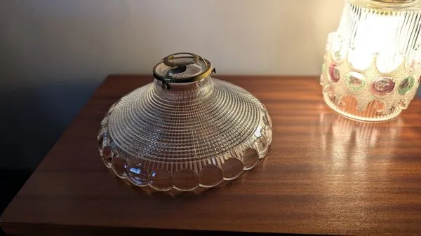 Illustration numéro 3 du produit Abat-jour en verre moulé à relief concentrique circa 1950