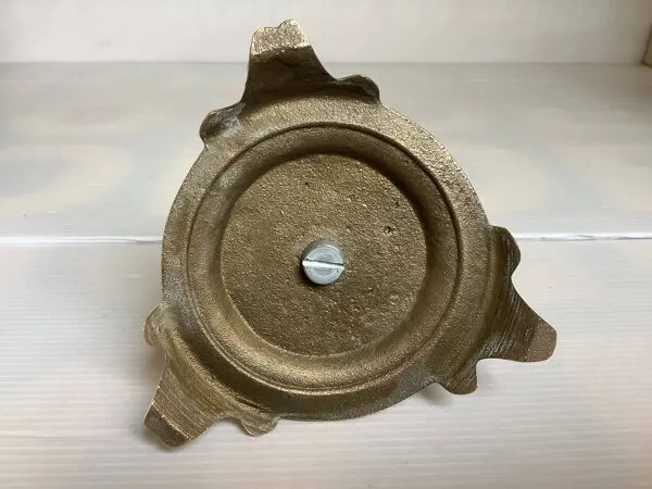 Illustration numéro 3 du produit Bougeoir tripode en bronze travaillé