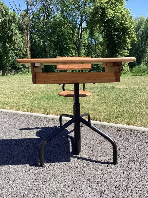 Illustration numéro 3 du produit Bureau d’écolier - pupitre métal tubulaire et bois DLG Prouvé