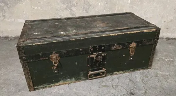 Illustration numéro 3 du produit Malle ancienne en bois et métal – Style industriel / militaire
