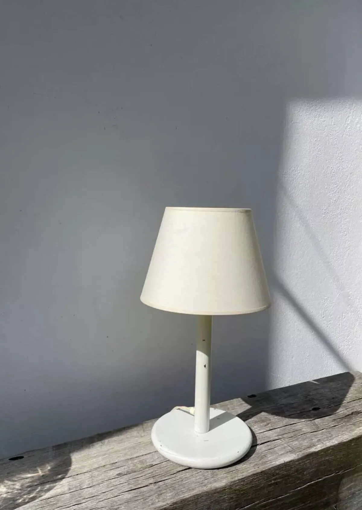 Illustration numéro 3 du produit Lampe en métal blanc industriel 1980