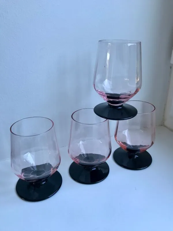 Illustration numéro 3 du produit Lot de 4 verres à pieds roses et pieds noirs art déco années 30