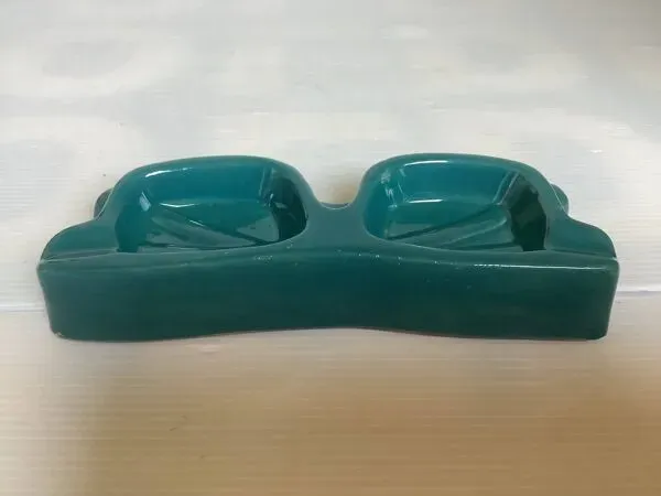 Illustration numéro 3 du produit Vide poche baguier en forme de lunettes