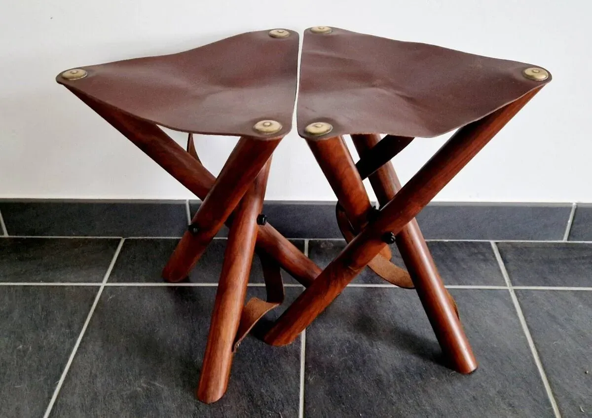 Illustration numéro 3 du produit Ensemble de tabourets tripode teck et cuir