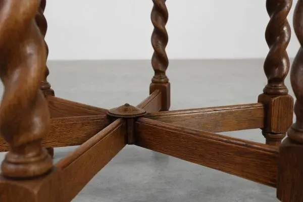 Illustration numéro 3 du produit Table d'appoint en chêne massif sculpté avec pieds torsadés, France vers 1890