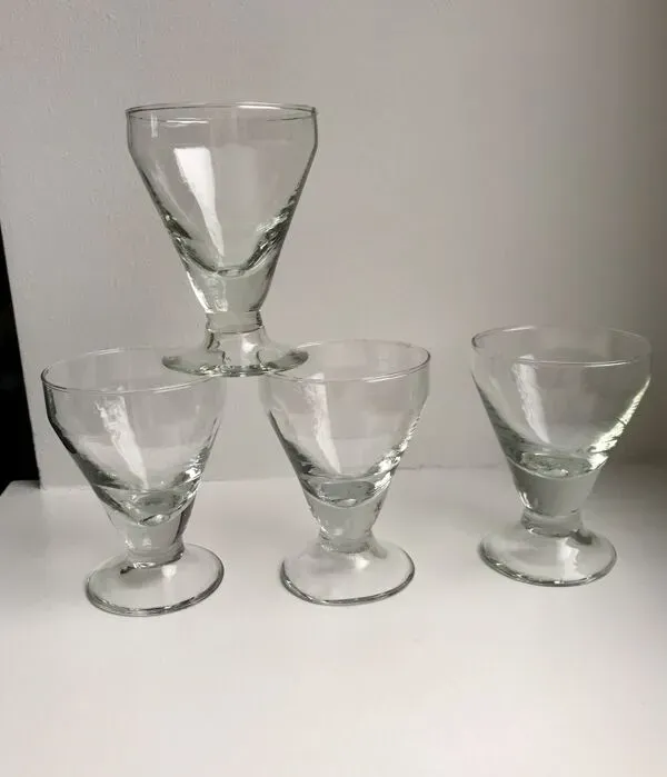 Illustration numéro 3 du produit Lot de 5 verres à pieds fonds épais début XXème