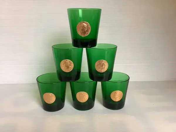 Illustration numéro 3 du produit Six verres asymétriques en verre vert vintage