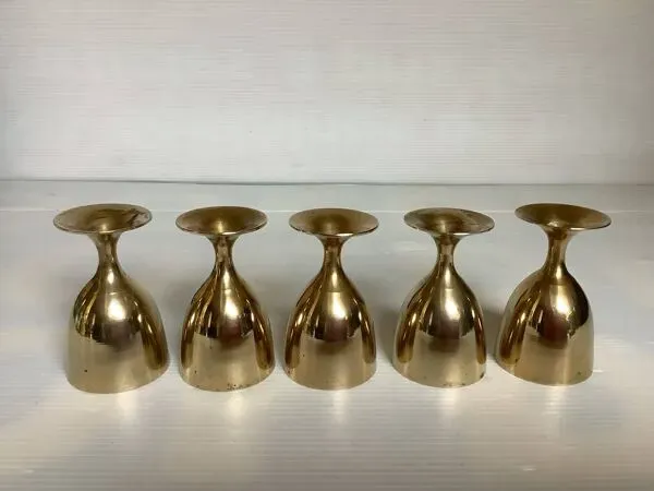 Illustration numéro 3 du produit Cinq coquetiers en laiton