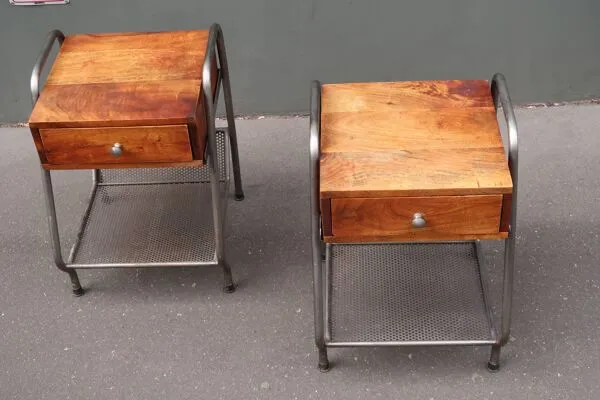 Illustration numéro 3 du produit Paire de tables de chevet de style années 50 industriel