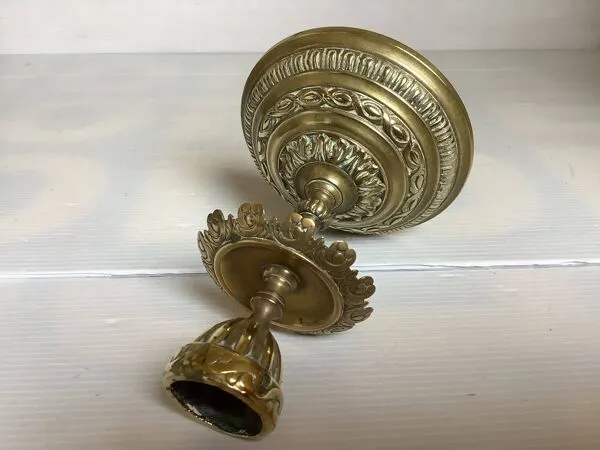 Illustration numéro 3 du produit Bougeoir en laiton travaillé