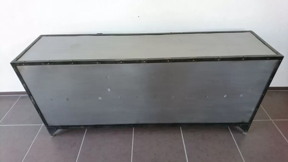 Illustration numéro 3 du produit Buffet métal industriel vintage