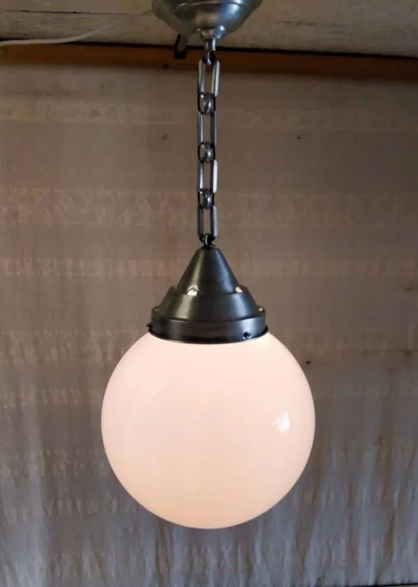 Illustration numéro 3 du produit Suspension industrielle globe opaline XXL - années 40/50
