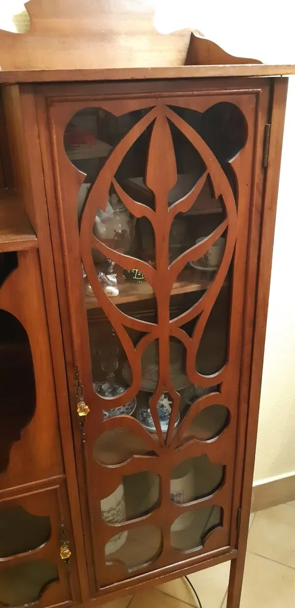Illustration numéro 3 du produit Petit meuble vitrine Art Nouveau 1900 – Noyer et verre ambré
