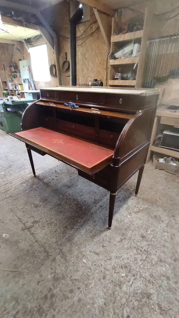 Illustration numéro 3 du produit Bureau à cylindre époque Louis XVI