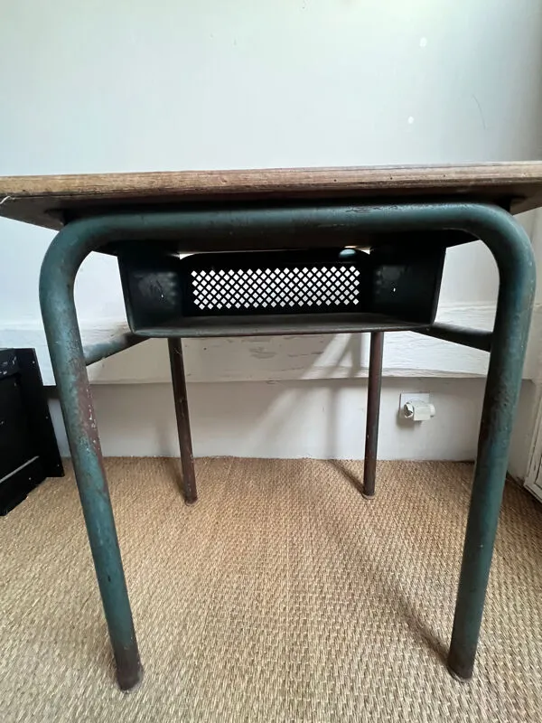 Illustration numéro 3 du produit Bureau écolier ancien