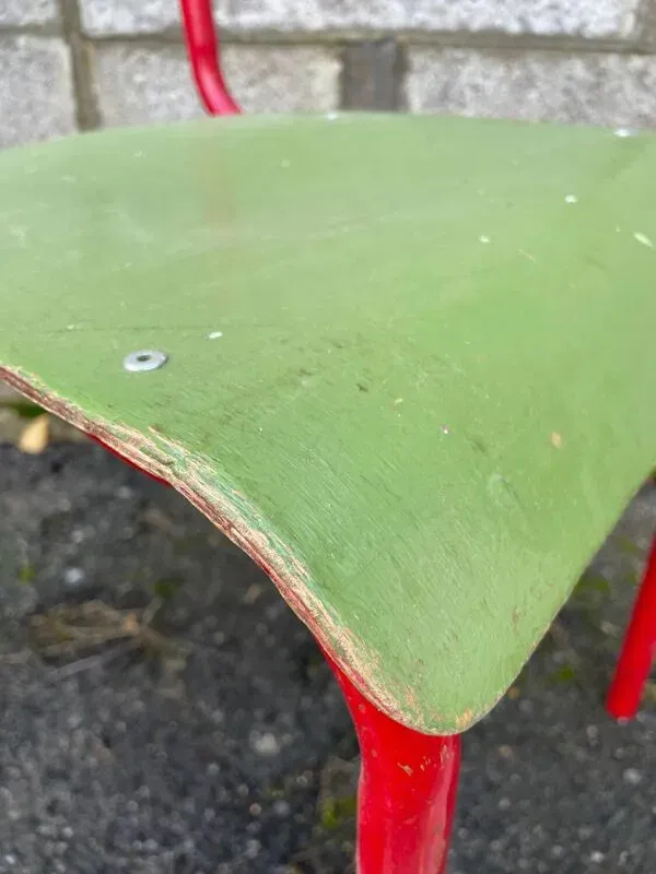 Illustration numéro 3 du produit Petit bureau d’écolier et sa chaise vintage