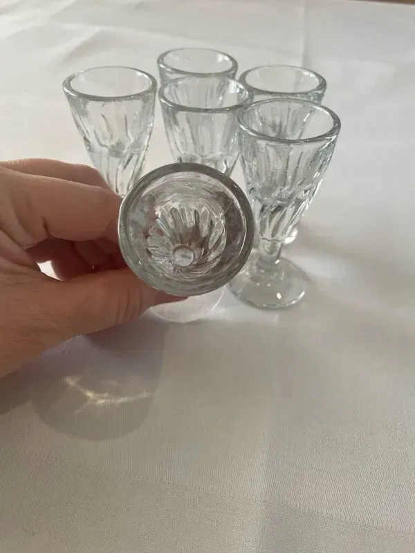 Illustration numéro 3 du produit ot de 6 verres anciens en verre soufflé – années 1930/1950