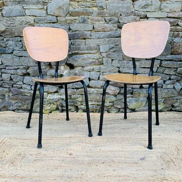 Illustration numéro 3 du produit Paire de chaises d’école