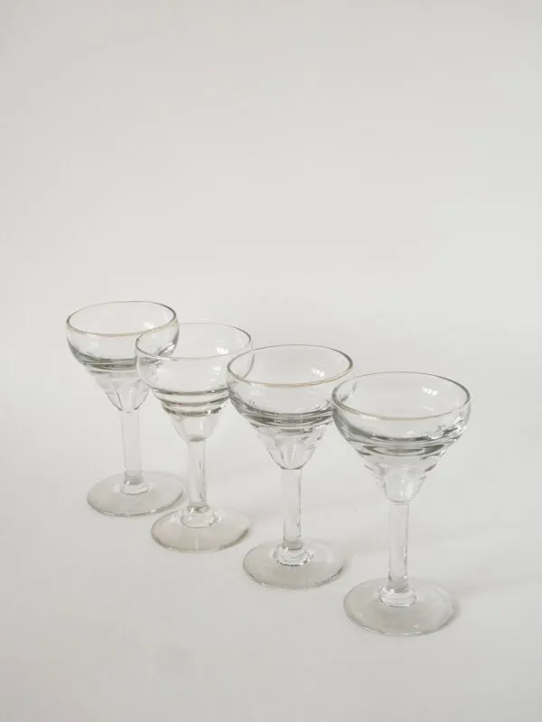 Illustration numéro 3 du produit Lot de 4 verres à vin en verre moulé, 1920