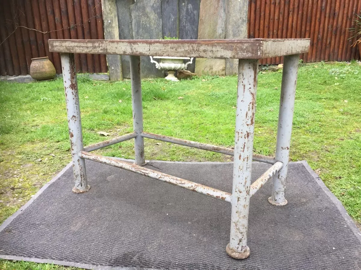 Illustration numéro 3 du produit Table vintage en métal provenant d’un atelier industriel à relooker