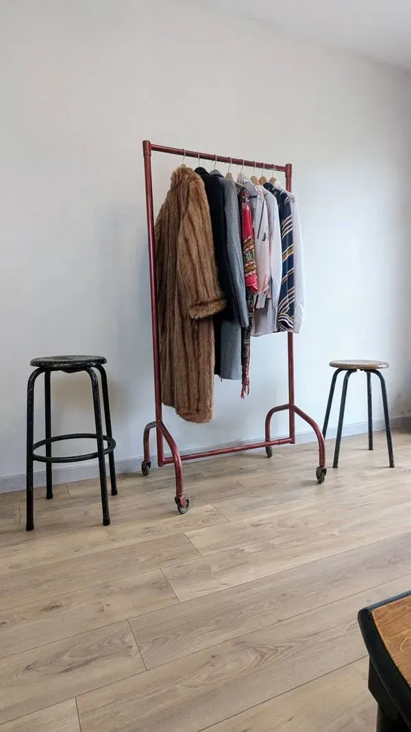 Illustration numéro 3 du produit Ancien tabouret industriel marron