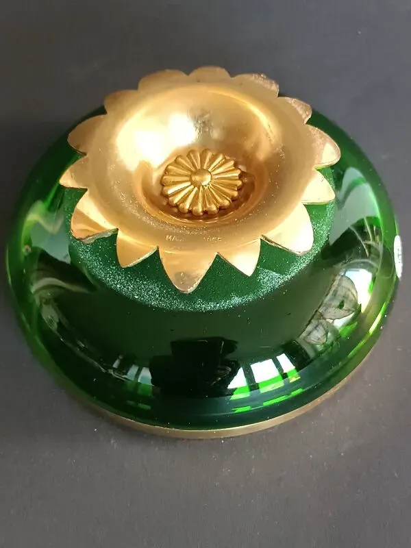 Illustration numéro 3 du produit Coupelle en cristal vert et laiton doré par Cristal & Bronze Paris