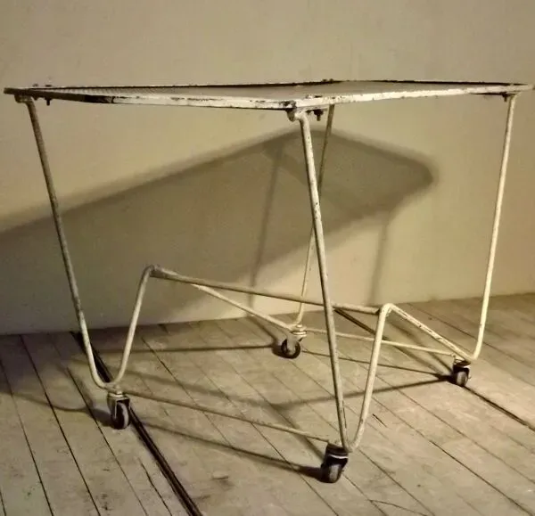 Illustration numéro 3 du produit Table basse roulante 1960