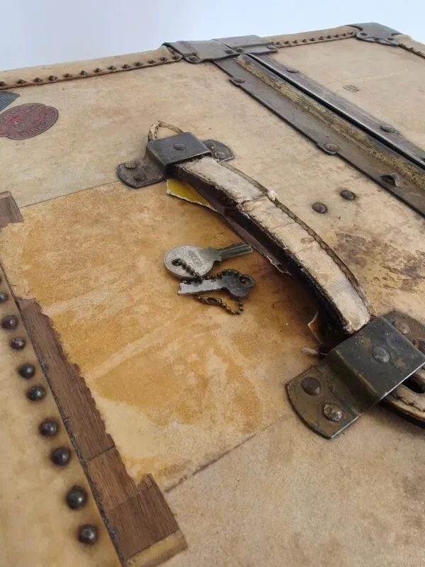 Illustration numéro 3 du produit Malle-armoire des années 1930 de Hartmann – coffre en cuir de chèvre