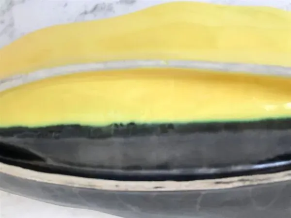 Illustration numéro 3 du produit Feuille bicolore en céramique signée années 70