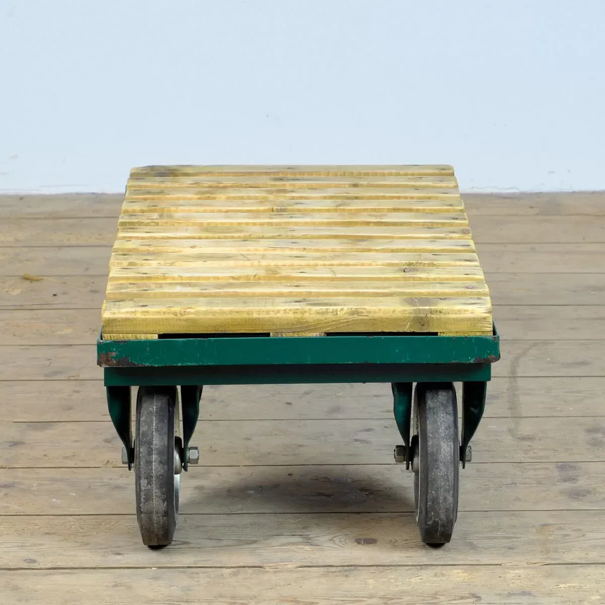 Illustration numéro 3 du produit Table d’appoint industrielle, années 1970,