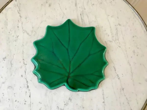 Illustration numéro 3 du produit Dessous de plat feuille en barbotine années 60