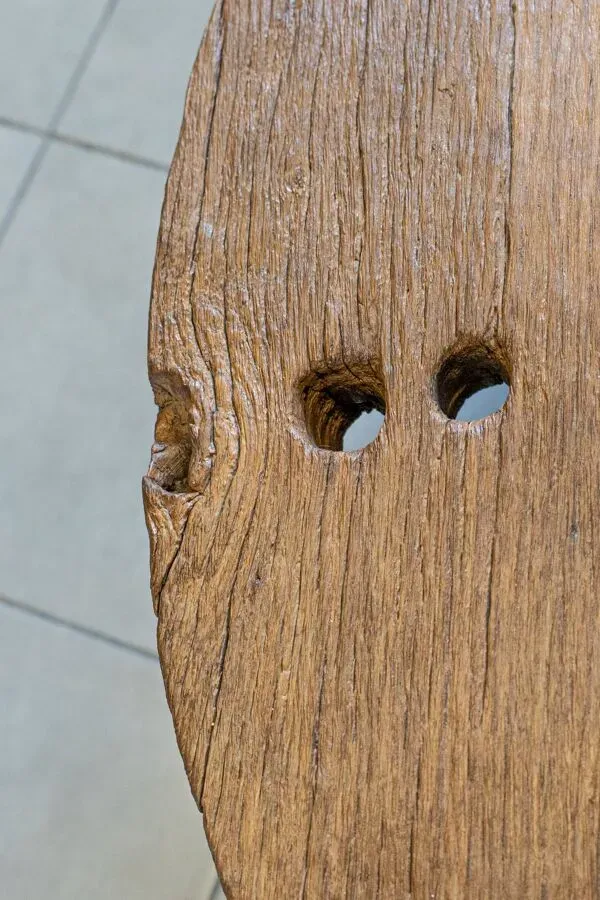 Illustration numéro 3 du produit Table basse ronde en chêne massif