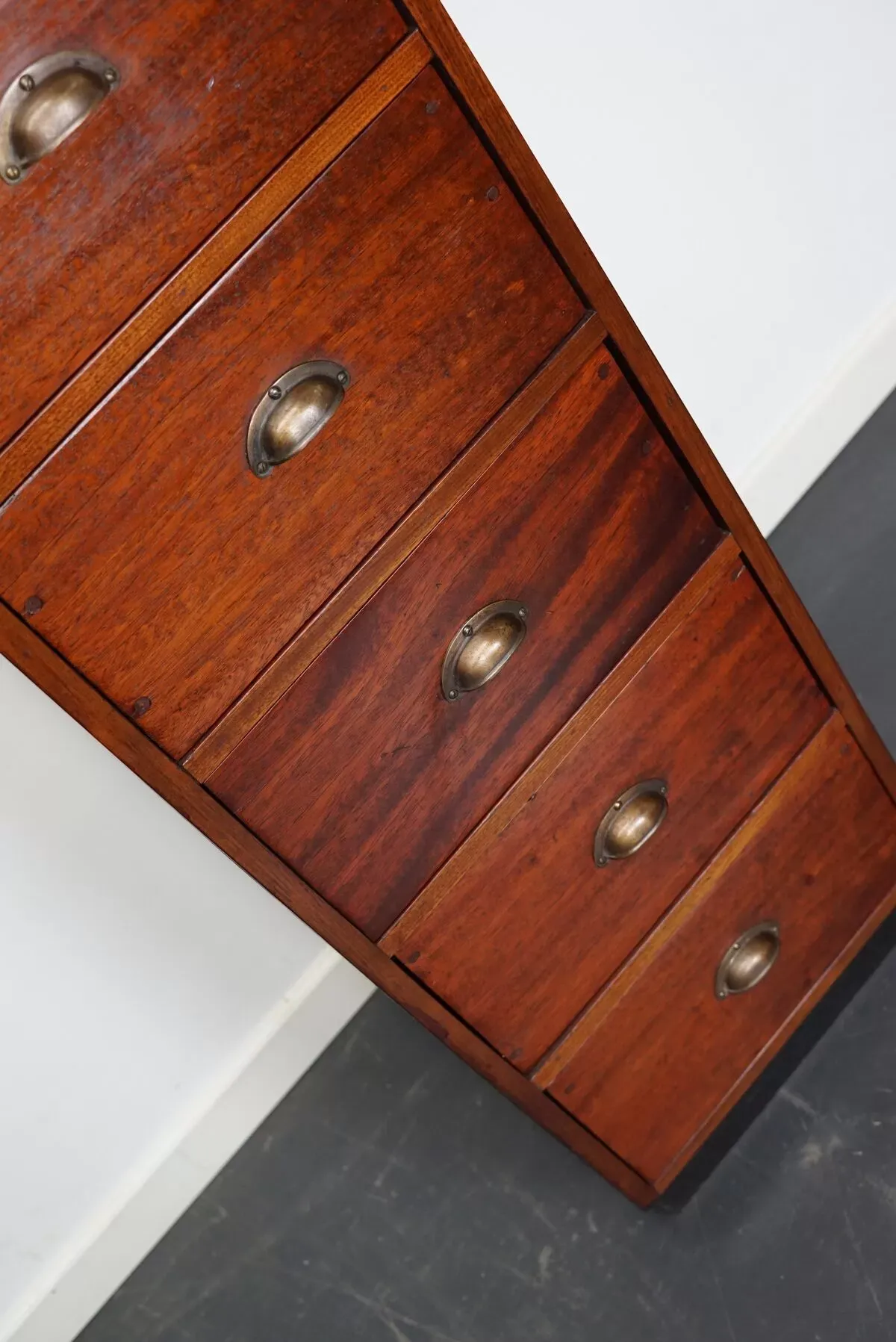 Illustration numéro 3 du produit Cabinet d’apothicaire industriel hollandais en acajou, milieu du 20e siècle