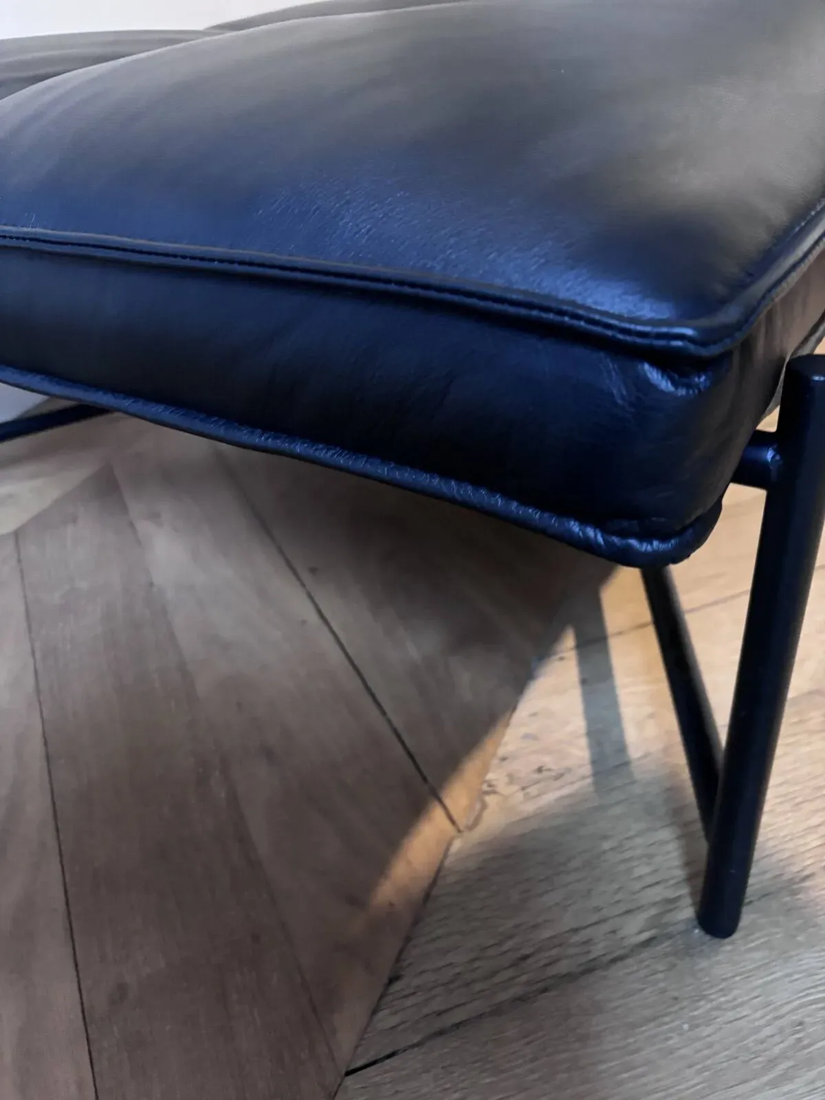 Illustration numéro 3 du produit Banquette en cuir noir