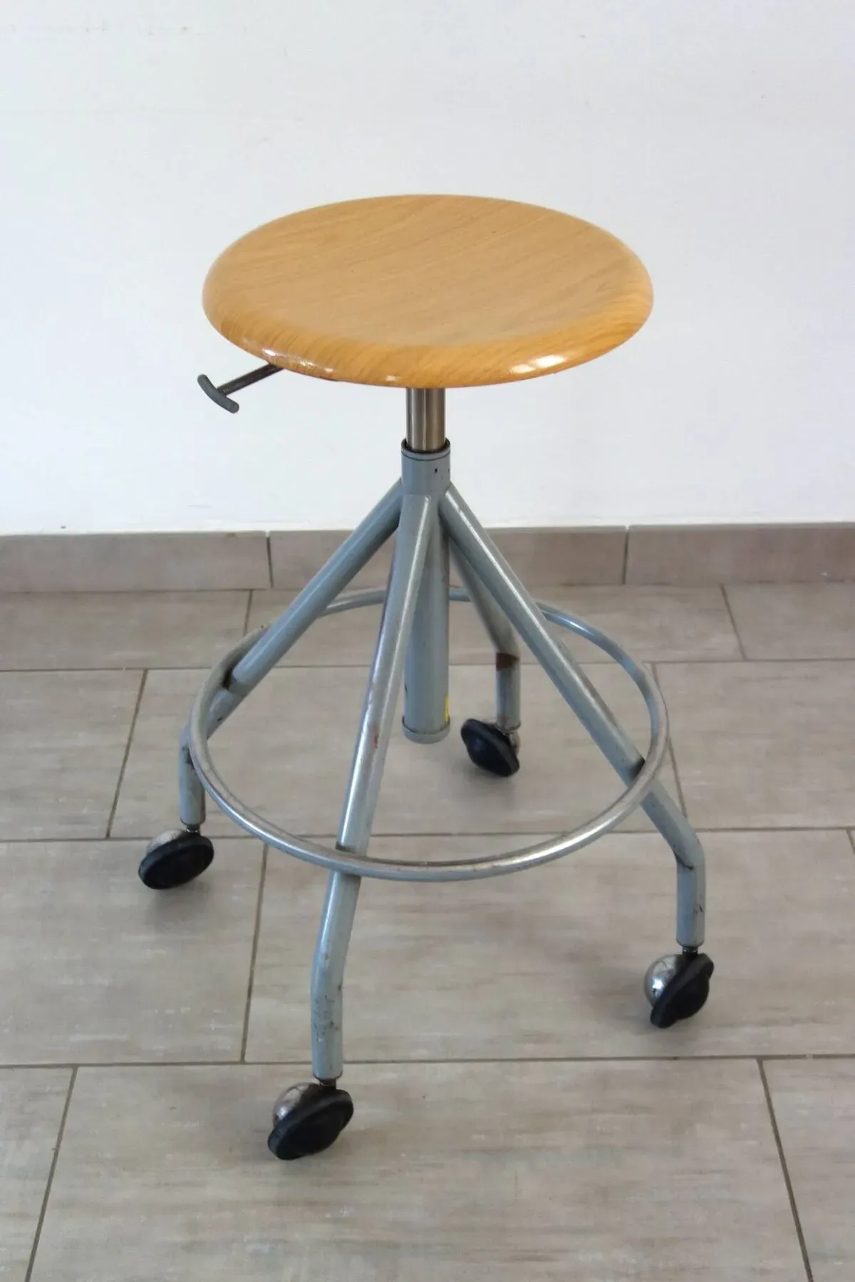 Illustration numéro 3 du produit Tabouret industriel d'atelier BAO vintage