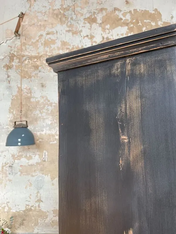 Illustration numéro 3 du produit Meuble de métier vitrine en bois patiné