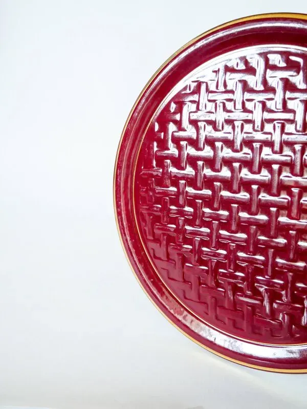 Illustration numéro 3 du produit Grand plat à gâteaux en céramique barbotine bordeaux effet tressé 1960