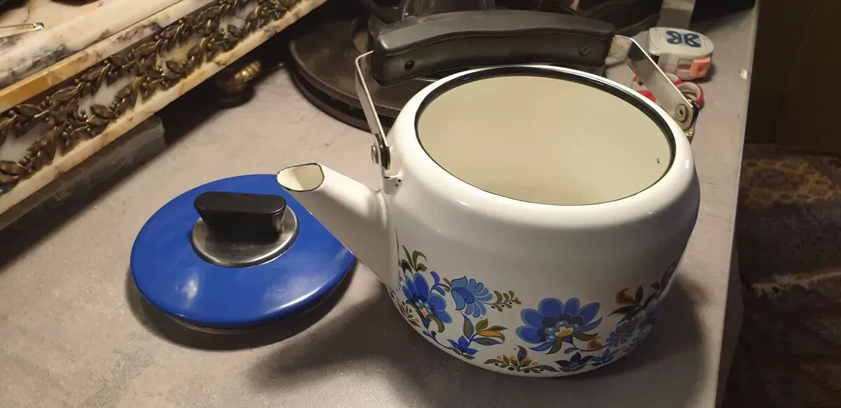 Illustration numéro 3 du produit Bouilloire vintage en tôle émaillée bleu