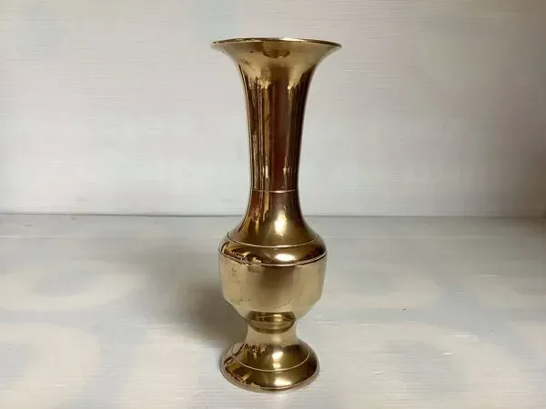 Illustration numéro 3 du produit Petit vase en laiton