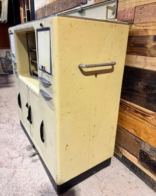 Illustration numéro 3 du produit Meuble de dentiste atypique - Années 1940 - Style industriel