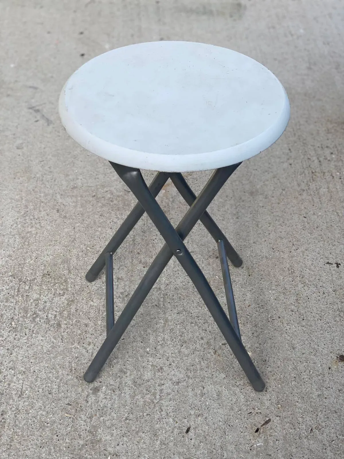 Illustration numéro 3 du produit Tabouret industriel pliable en acier gris et bois blanc