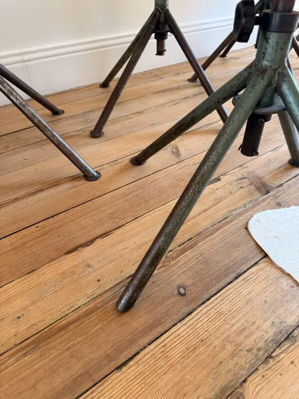 Illustration numéro 3 du produit Set of 6 Antique Industrial Wood and Metal Workshop Chairs