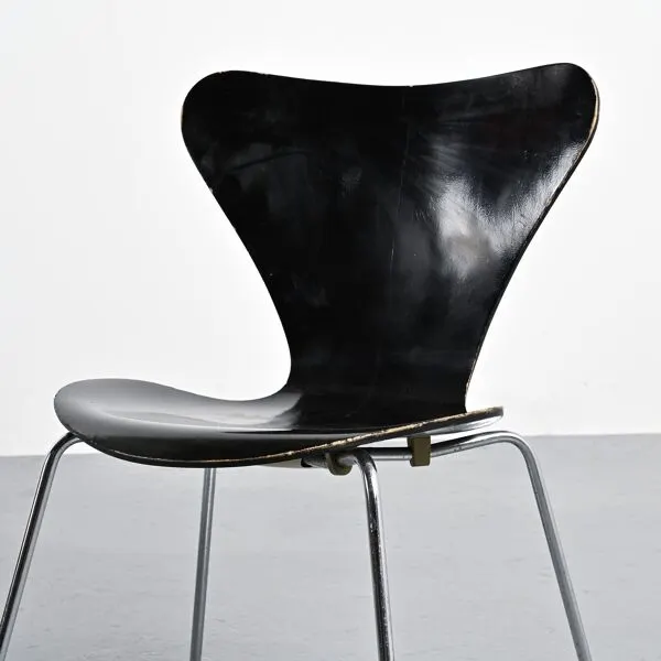 Illustration numéro 3 du produit Série de 6 chaises 3107 par Arne Jacobsen, Fritz Hansen, circa 1970.