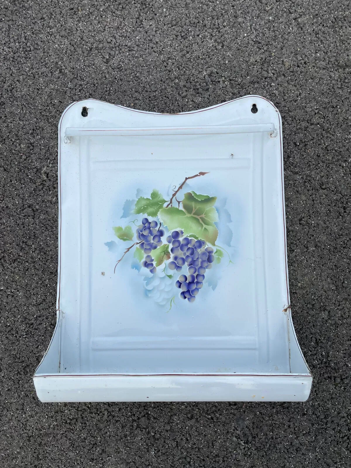 Illustration numéro 3 du produit Ancien porte ustensiles en tôle émaillée décor raisin