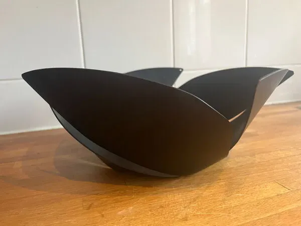 Illustration numéro 3 du produit Corbeille à fruits Alessi Twist Again par Odile Decq, design Italien