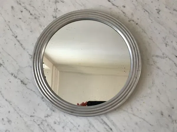 Illustration numéro 3 du produit Plateau miroir rond argenté années 50