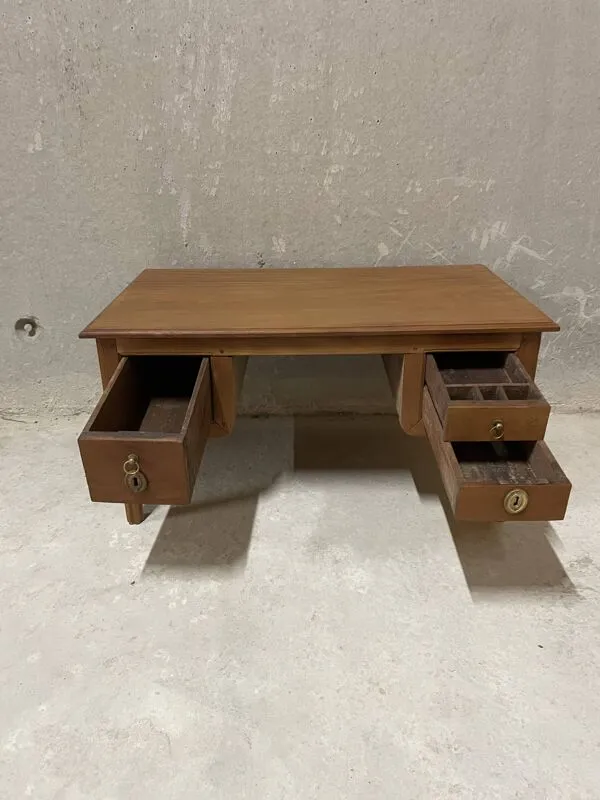 Illustration numéro 3 du produit Table basse en bois massif avec tiroirs