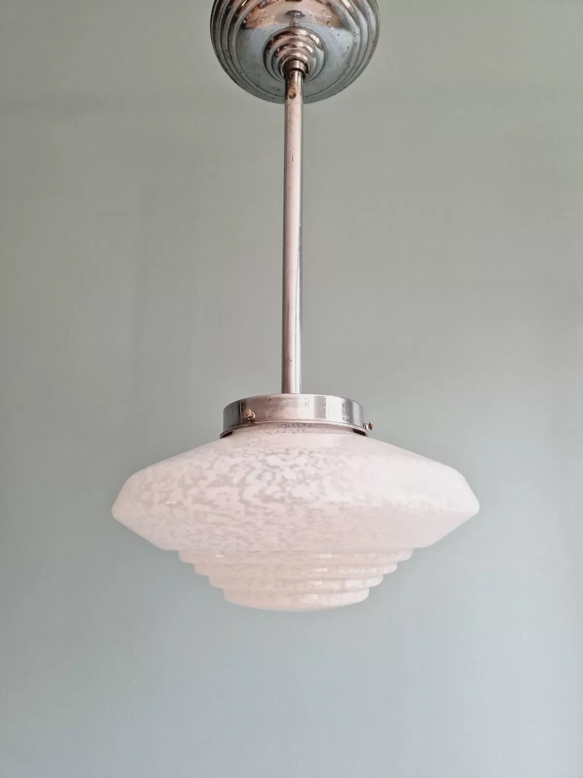 Illustration numéro 3 du produit Suspension Art Déco en verre moucheté blanc, années 1930